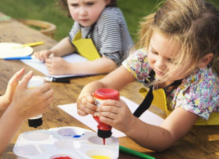 children painting