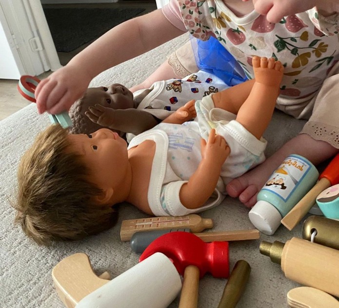 Pili-pala childminding - child with a doll
